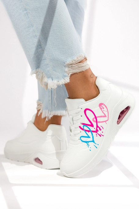 Białe sneakersy damskie buty sportowe na koturnie sznurowane grafika z motywem serca Casu SS108-1