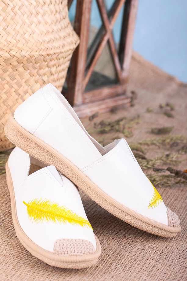 Białe espadryle Casu slip on z piórkiem XX88-01