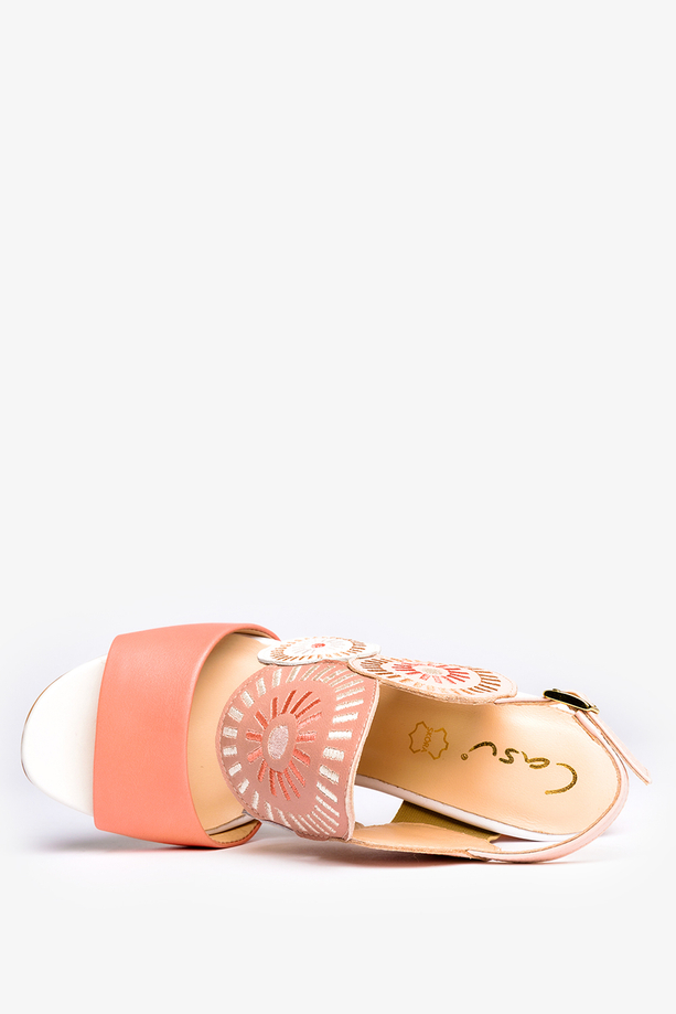 Koralowe sandały na słupku zabudowane haftowane polska skóra Casu 2016
