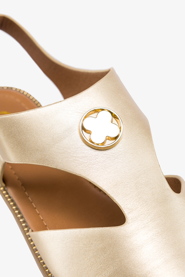 Złote sandały z dekoracją damskie na ozdobnej płaskiej podeszwie Casu K24X14-G