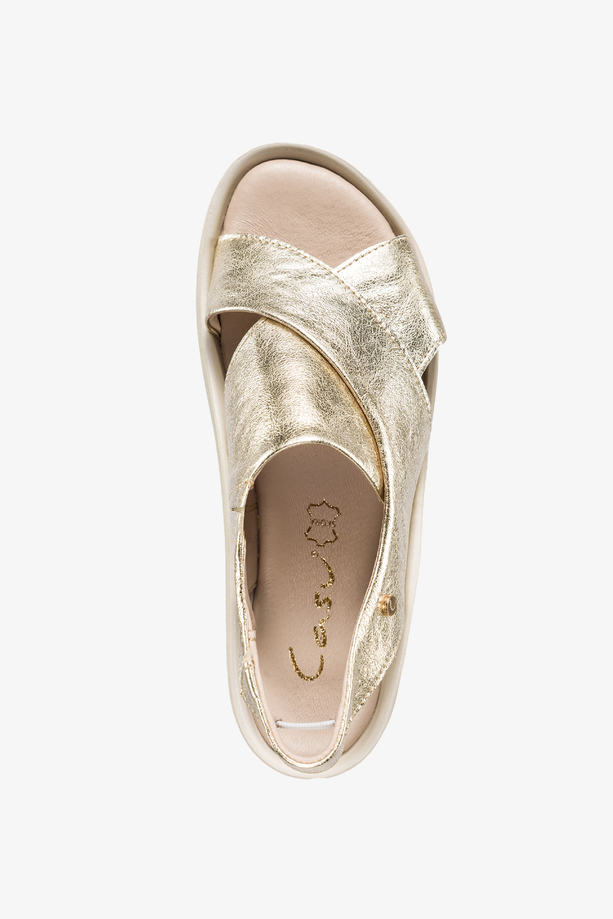 Złote sandały skórzane damskie na koturnie z gumką paski na krzyż PRODUKT POLSKI Casu 40392
