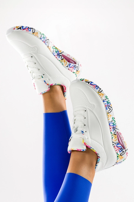 Białe sneakersy damskie buty sportowe grafika z motywem serca na koturnie sznurowane Casu SS109-1