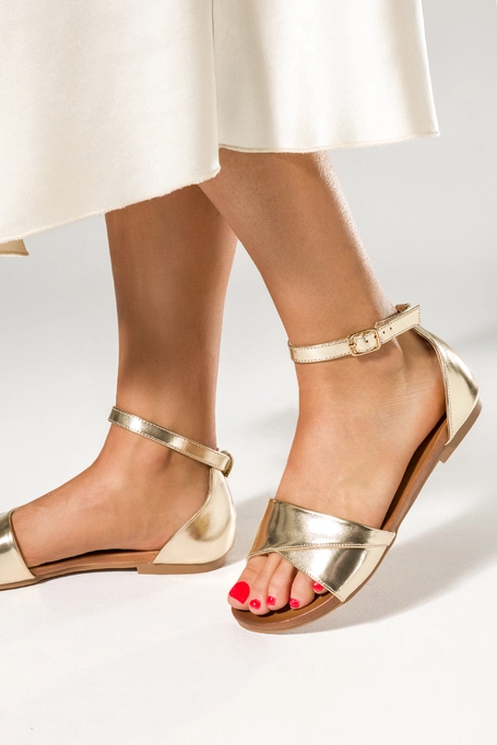 Złote sandały błyszczące płaskie damskie z zakrytą piętą pasek wokół kostki Casu K24X10-G