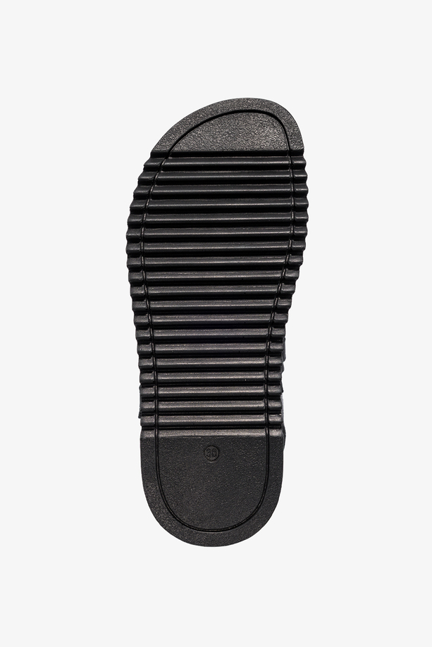 Czarne sandały skórzane damskie na rzep złota ozdoba bieżnikowana platforma PRODUKT POLSKI Casu 50103