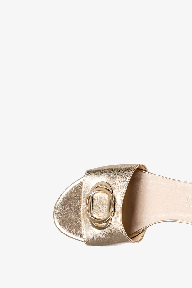 Złote sandały skórzane damskie na klocku z zakrytą piętą pasek wokół kostki ozdoba PRODUKT POLSKI Casu 2589-703