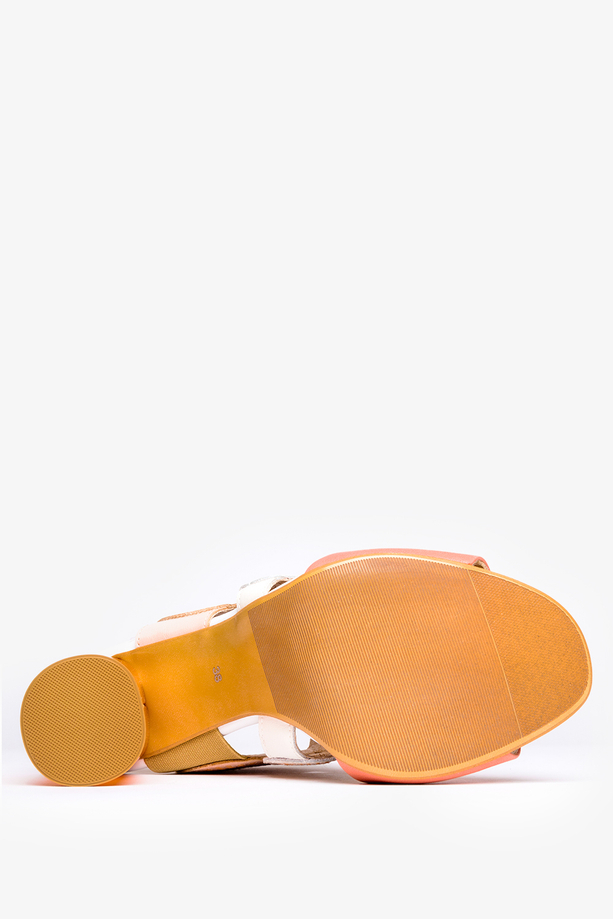 Koralowe sandały na słupku zabudowane haftowane polska skóra Casu 2016