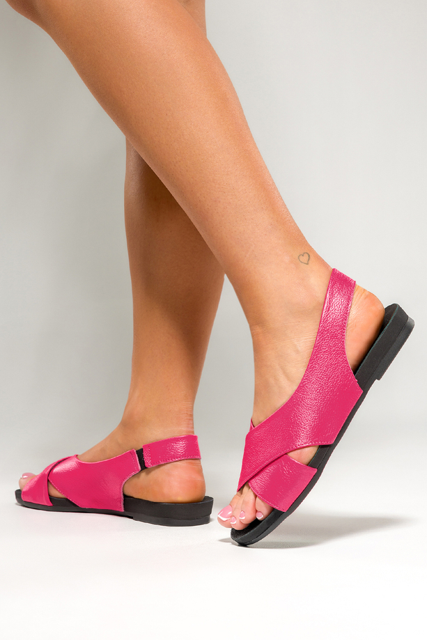 Fuksjowe sandały skórzane damskie płaskie z gumką paski na krzyż PRODUKT POLSKI Casu 40407