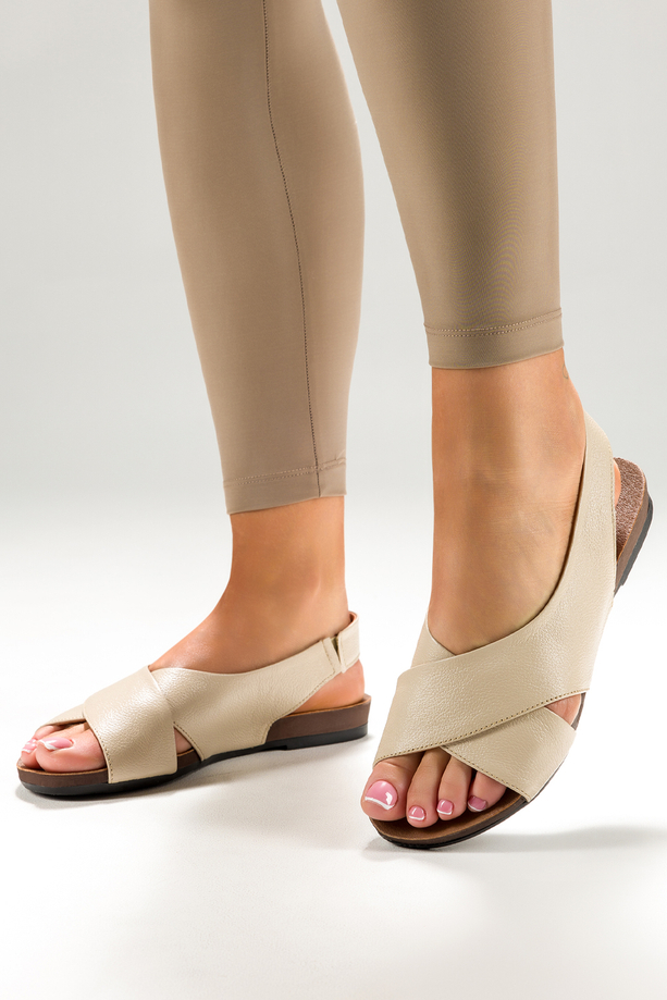 Beżowe sandały skórzane damskie płaskie z gumką paski na krzyż PRODUKT POLSKI Casu 40407