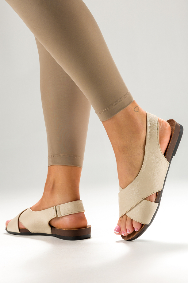 Beżowe sandały skórzane damskie płaskie z gumką paski na krzyż PRODUKT POLSKI Casu 40407