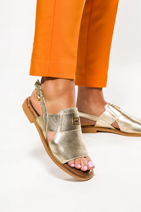 Złote sandały skórzane damskie płaskie zabudowane z ozdobą PRODUKT POLSKI Casu 40385