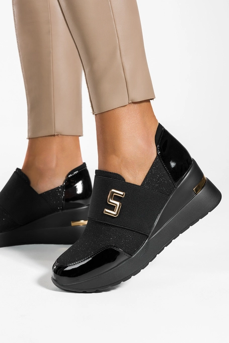Czarne półbuty damskie sneakersy na koturnie ze złotą ozdobą Casu SA295-1