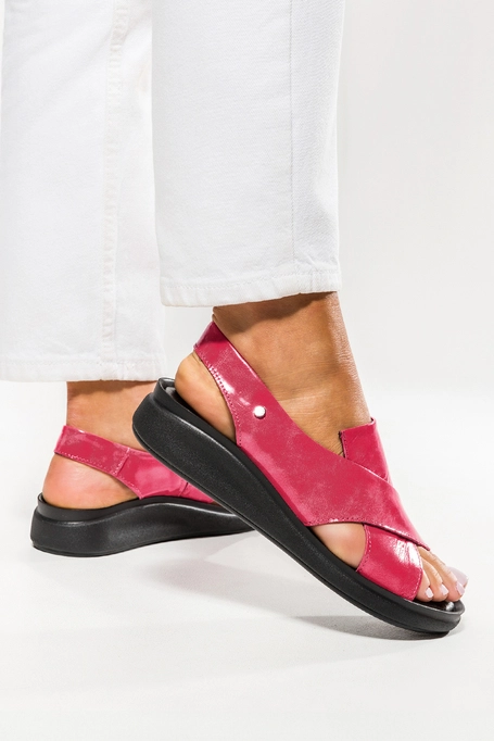Fuksjowe sandały skórzane lakierowane damskie na koturnie z gumką paski na krzyż PRODUKT POLSKI Casu 40392