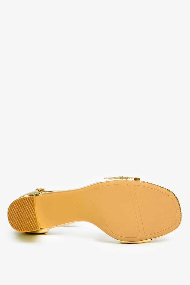 Złote sandały ażurowe na ozdobnym słupku z zakrytą piętą pasek wokół kostki Casu ER21X9/G