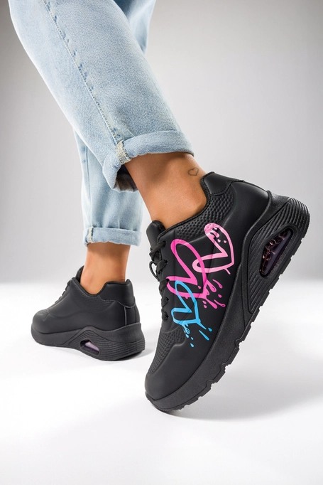 Czarne sneakersy damskie buty sportowe na koturnie sznurowane grafika z motywem serca Casu SS108-2
