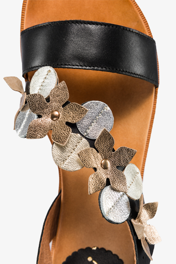 Czarne sandały skórzane damskie płaskie z kwiatami PRODUKT POLSKI Casu 2762-100