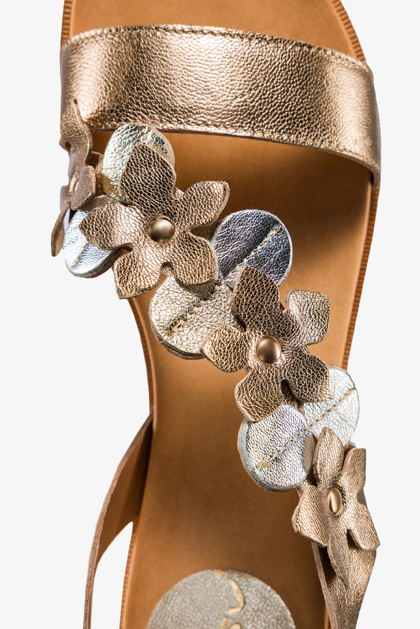 Złote sandały skórzane damskie płaskie z kwiatami PRODUKT POLSKI Casu 2762-706